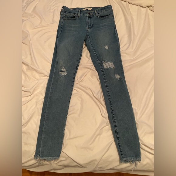 Levi's Women Distressed Ripped Summer or Spring Jeans - Like New - Picture 1 of 3